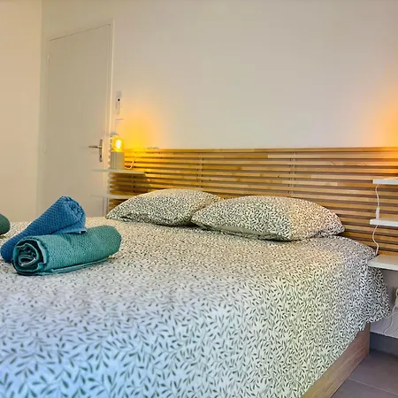 Apartment With Garden Direct Access To Beach,parking Free *