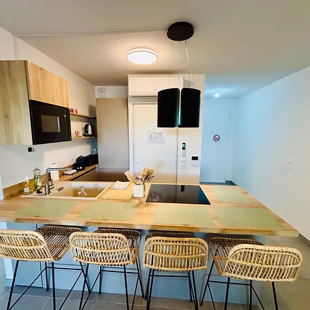 With Garden Direct Access To Beach,parking Free *