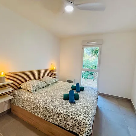 With Garden Direct Access To Beach,parking Free Vias