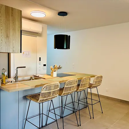 With Garden Direct Access To Beach,parking Free Apartment *