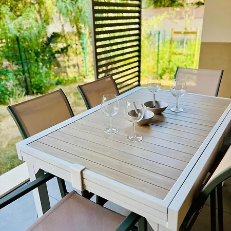With Garden Direct Access To Beach,parking Free Vias