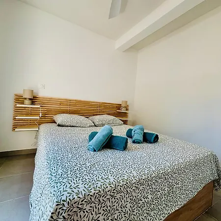 With Garden Direct Access To Beach,parking Free *