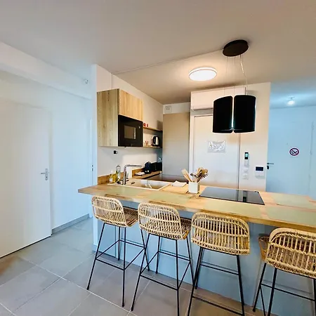 With Garden Direct Access To Beach,parking Free