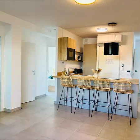 With Garden Direct Access To Beach,parking Free 아파트