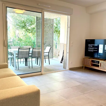 With Garden Direct Access To Beach,parking Free Apartment *