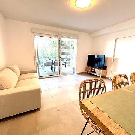 With Garden Direct Access To Beach,parking Free Vias