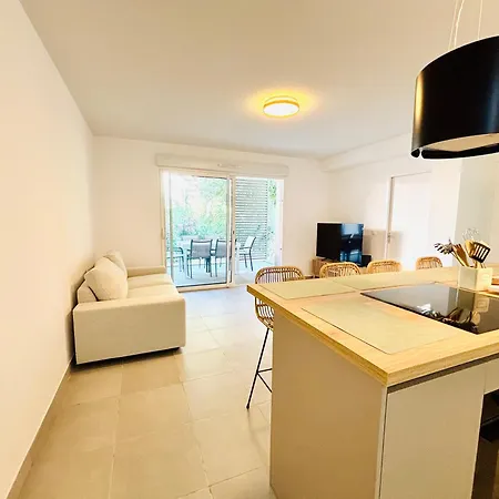 Apartment With Garden Direct Access To Beach,parking Free *
