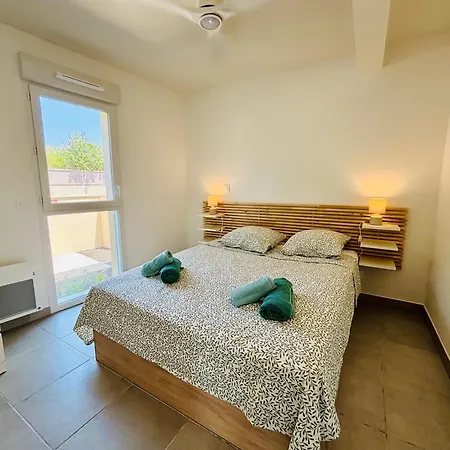 With Garden Direct Access To Beach,parking Free Vias