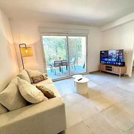 With Garden Direct Access To Beach,parking Free Apartment Vias