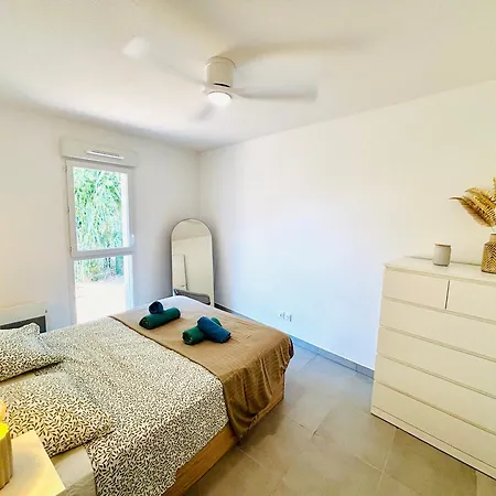 With Garden Direct Access To Beach,parking Free