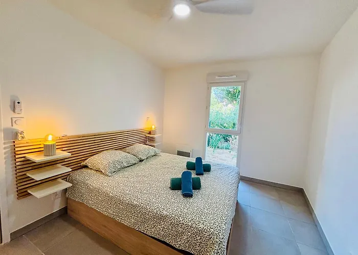 With Garden Direct Access To Beach,parking Free Vias