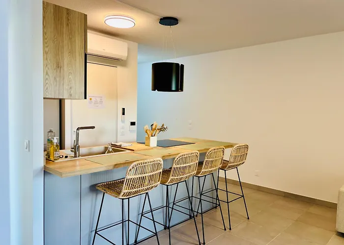 With Garden Direct Access To Beach,parking Free Apartment *