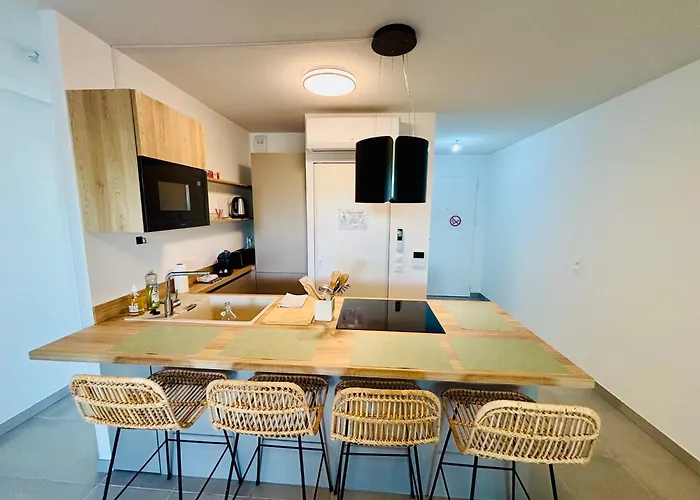 With Garden Direct Access To Beach,parking Free *