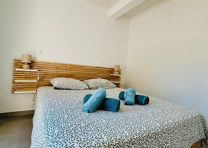 With Garden Direct Access To Beach,parking Free *