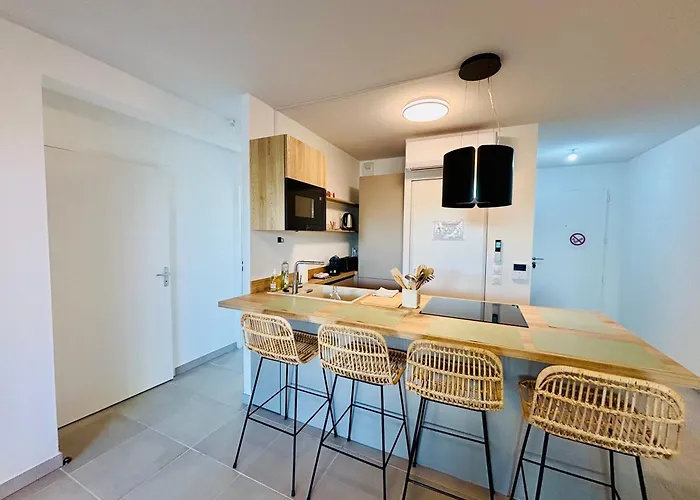 With Garden Direct Access To Beach,parking Free