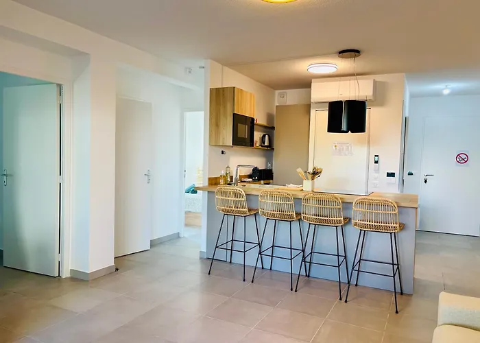 With Garden Direct Access To Beach,parking Free Apartment